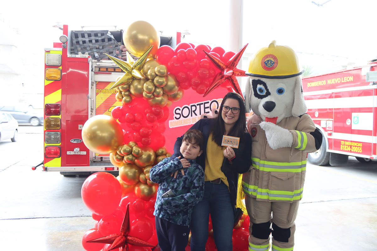 Entrega de premios Sorteo Bomberos 1